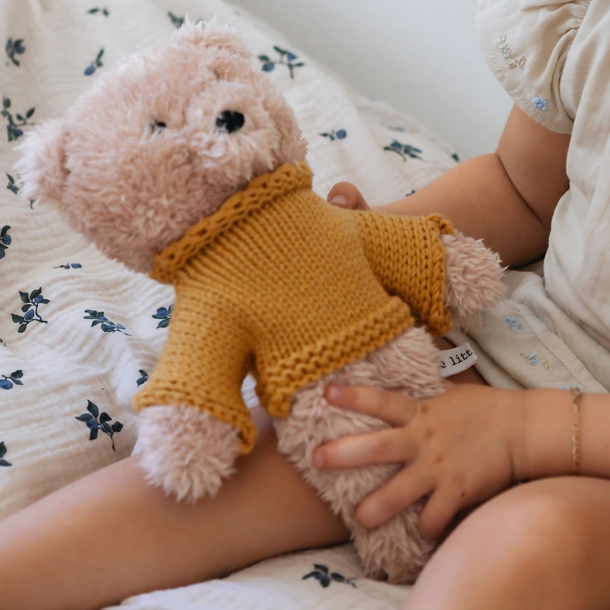 Child cuddling soft vanilla plush teddy bear with mustard merino jumper – Mamutino