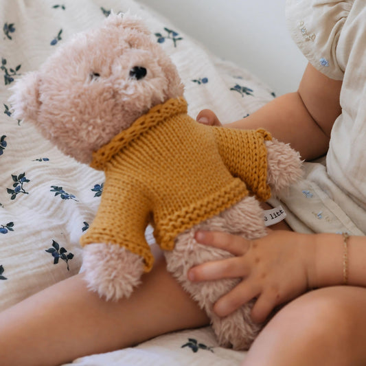Child cuddling soft vanilla plush teddy bear with mustard merino jumper – Mamutino